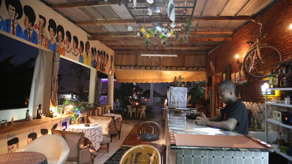 Bushman Cafe Hotel Abidjan Exterior photo