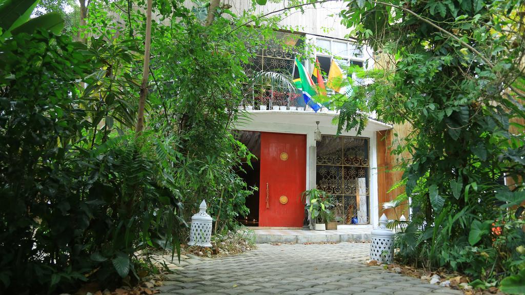 Bushman Cafe Hotel Abidjan Exterior photo